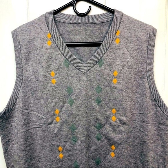 NWOT Men's Gray Cotton blend v-neck sweater vest with diamond pattern, size XXL - Picture 2 of 7